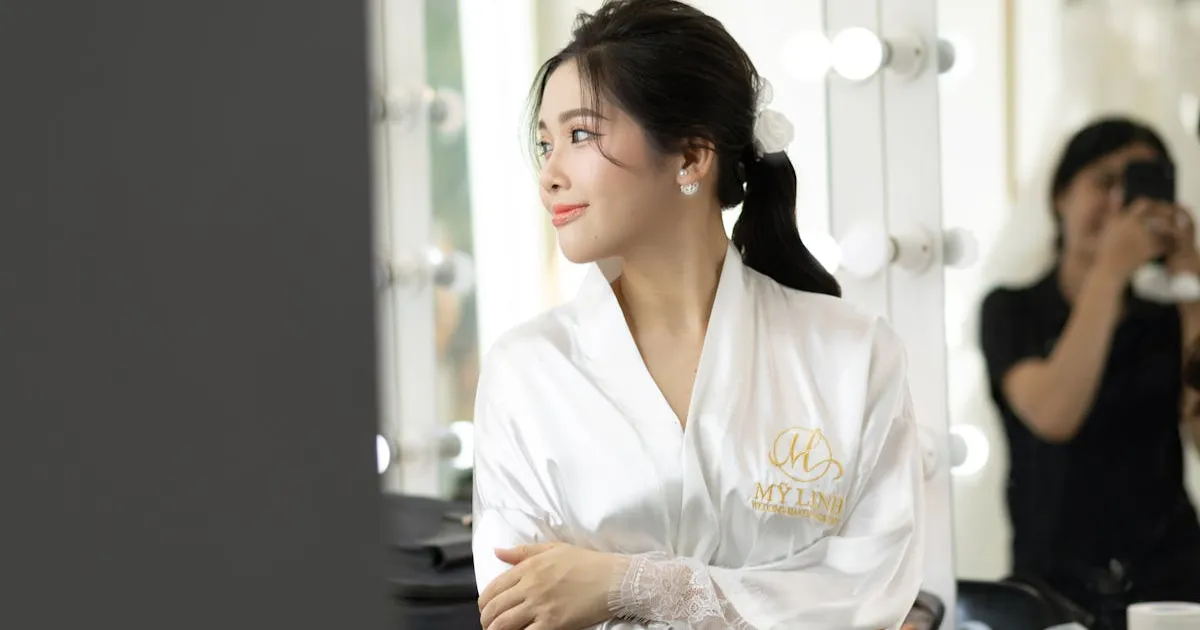 鏡の前で自己紹介を練習する女性