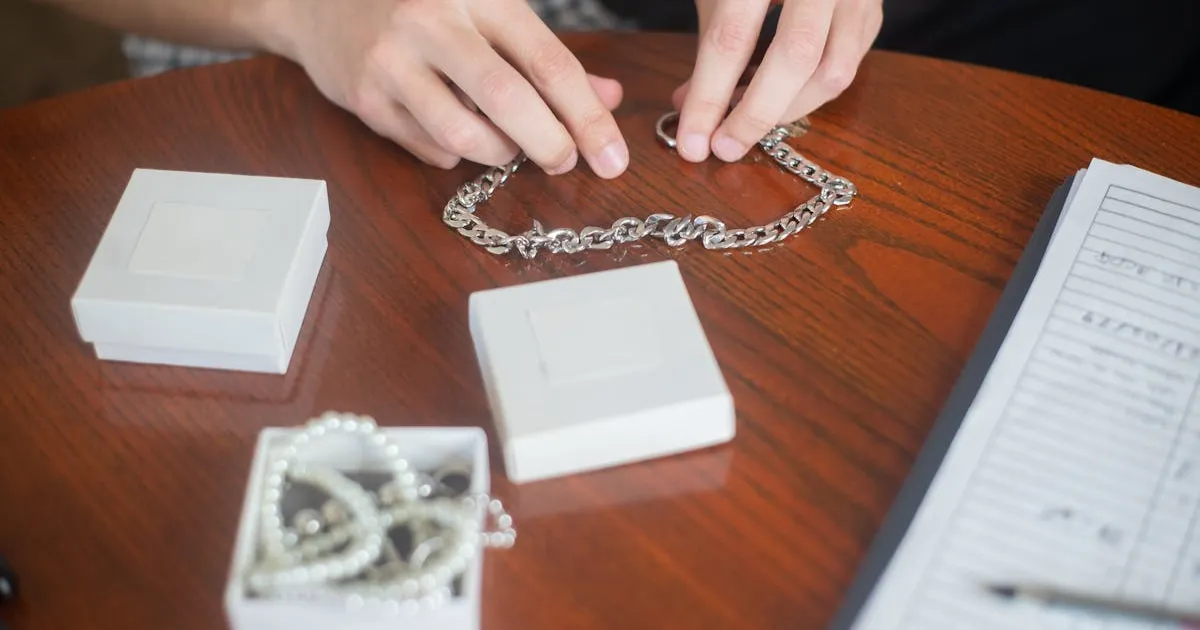 白手袋でのジュエリープレゼンテーション