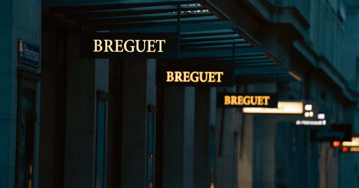 夕暮れ時のラグジュアリーショッピングストリート