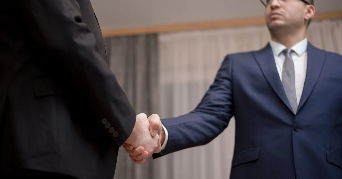 年収交渉に臨むプロフェッショナルな女性